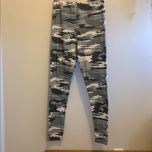 Gray toned camo print leggings